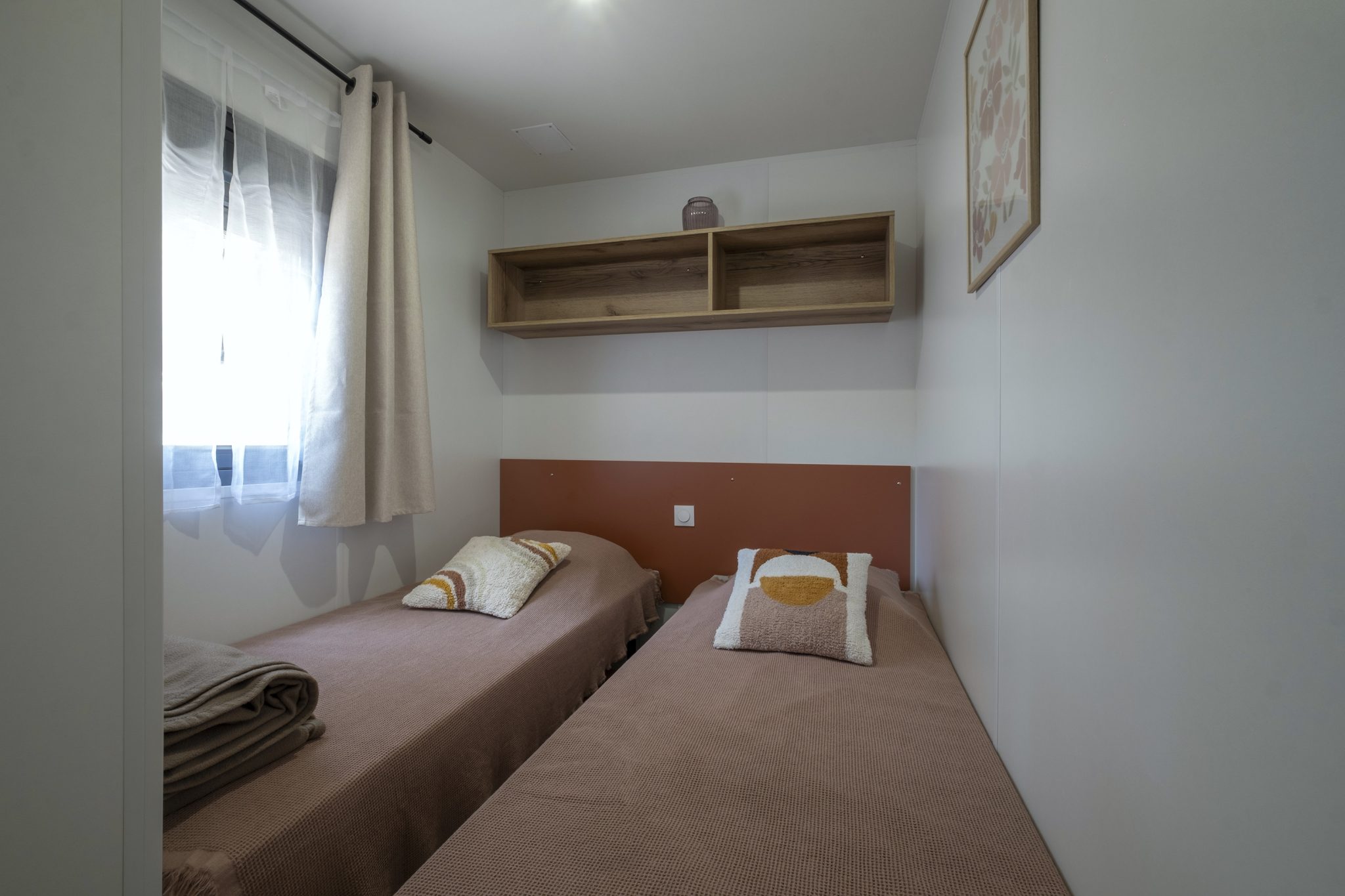 Location  Archipel: 14 people, 7bedrooms, private jacuzzi, air conditioning (2 Mobile-homes with a common shared terrace) au camping Le Suroit - 10
