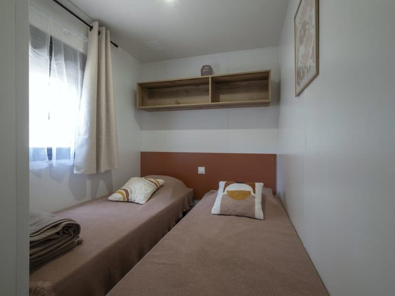 Location  ARCHIPEL : 14 personnes, 7 chambres, jacuzzi privatif et climatisation (2 mobil homes Îlots avec terrasse commune couverte) au camping Le Suroit - 9