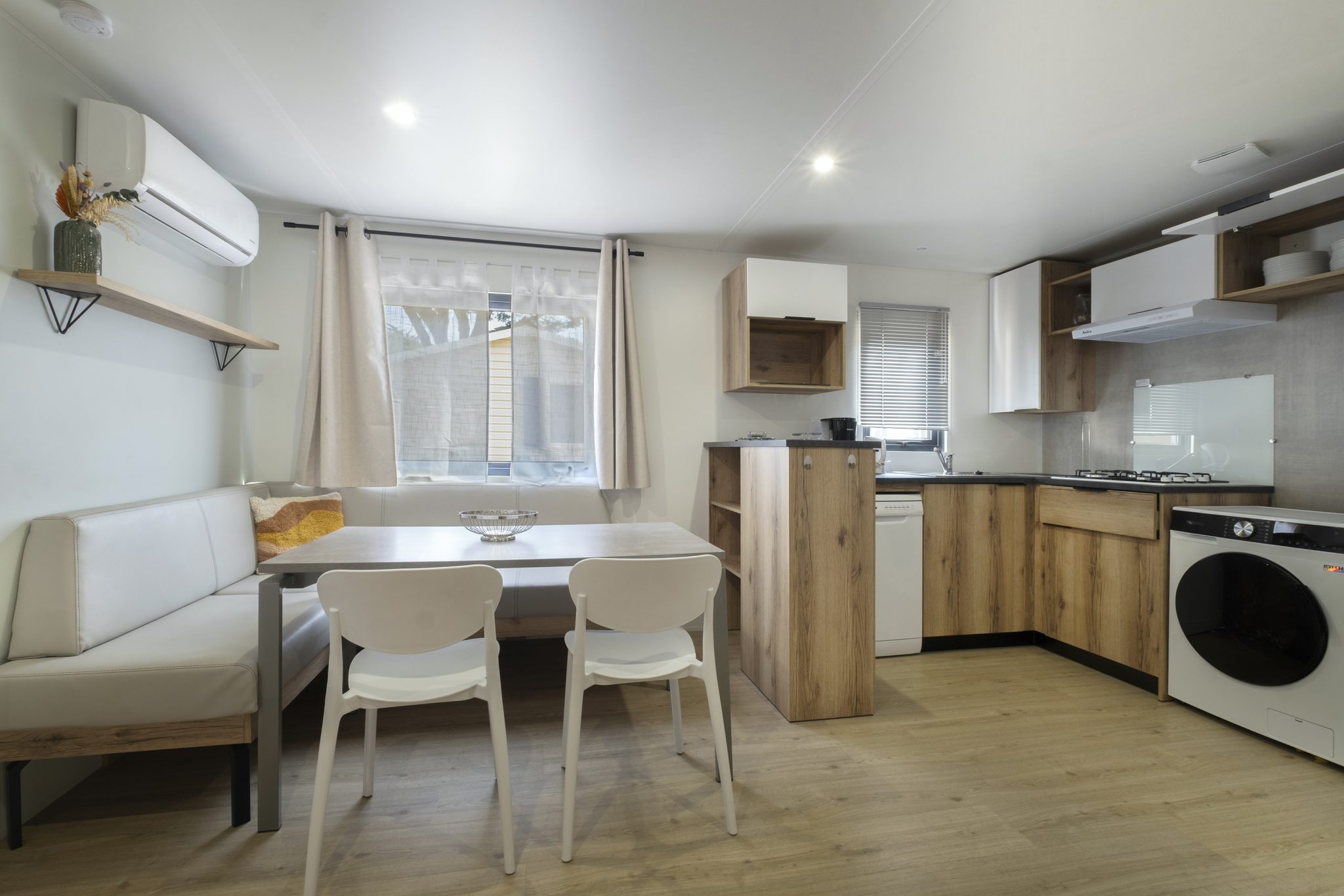 Location  Archipel: 14 people, 7bedrooms, private jacuzzi, air conditioning (2 Mobile-homes with a common shared terrace) au camping Le Suroit - 6