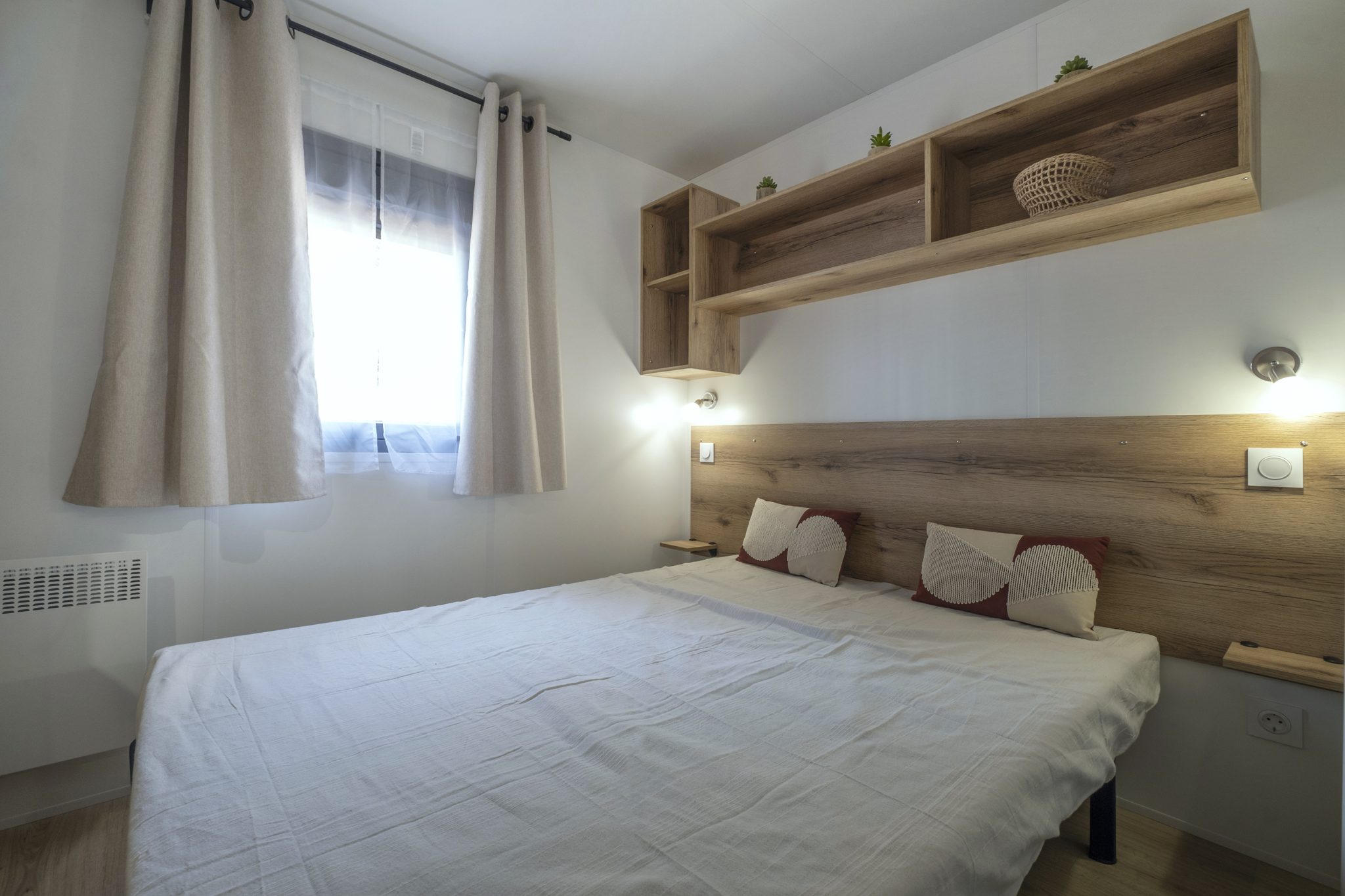 Location  Archipel: 14 people, 7bedrooms, private jacuzzi, air conditioning (2 Mobile-homes with a common shared terrace) au camping Le Suroit - 8