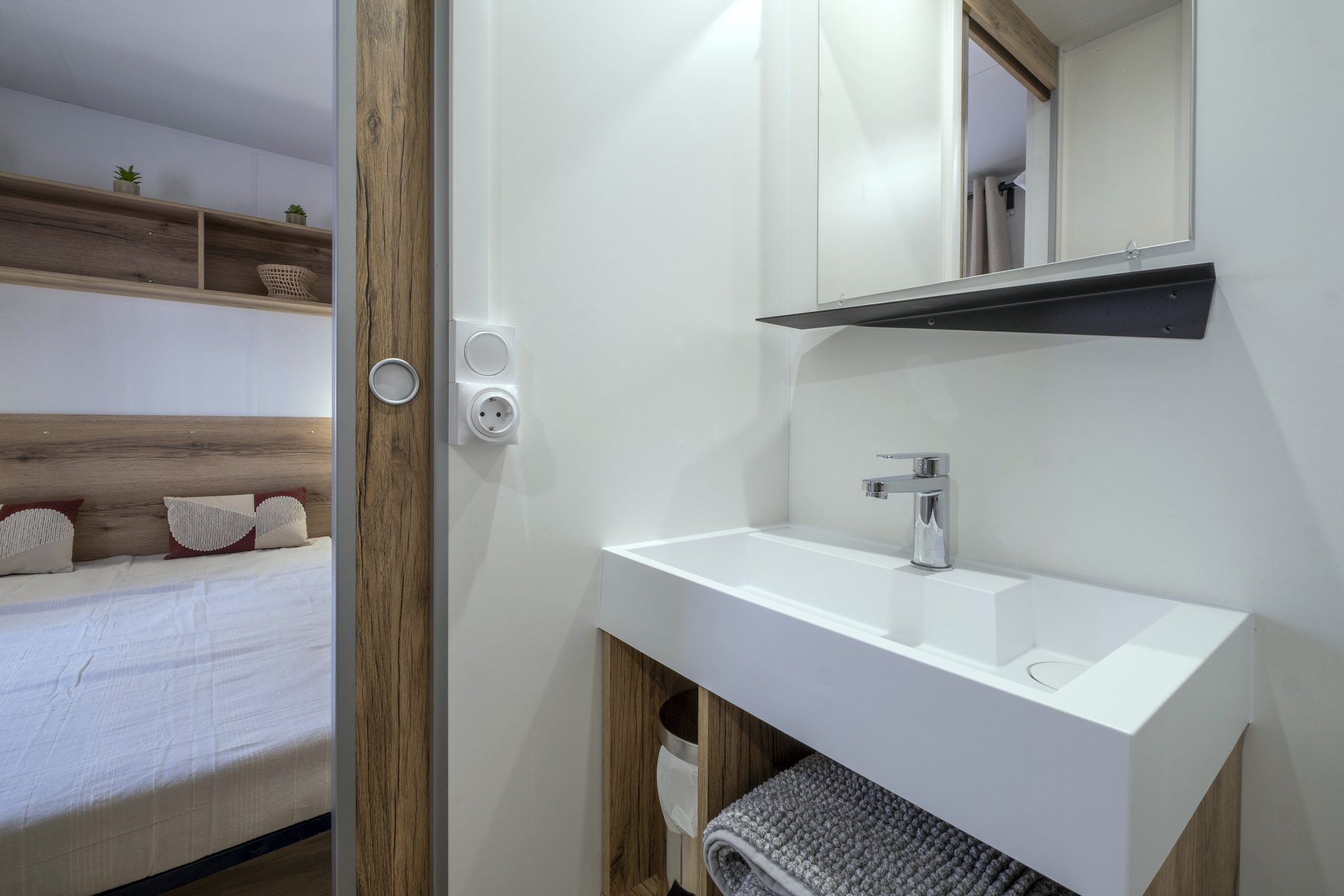 Location  Archipel: 14 people, 7bedrooms, private jacuzzi, air conditioning (2 Mobile-homes with a common shared terrace) au camping Le Suroit - 9