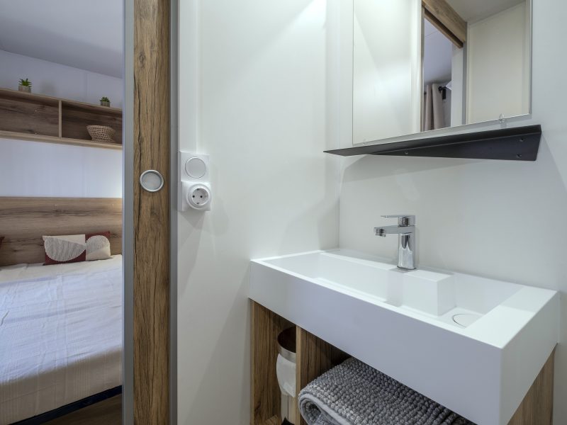 Location  ARCHIPEL : 14 personnes, 7 chambres, jacuzzi privatif et climatisation (2 mobil homes Îlots avec terrasse commune couverte) au camping Le Suroit - 10