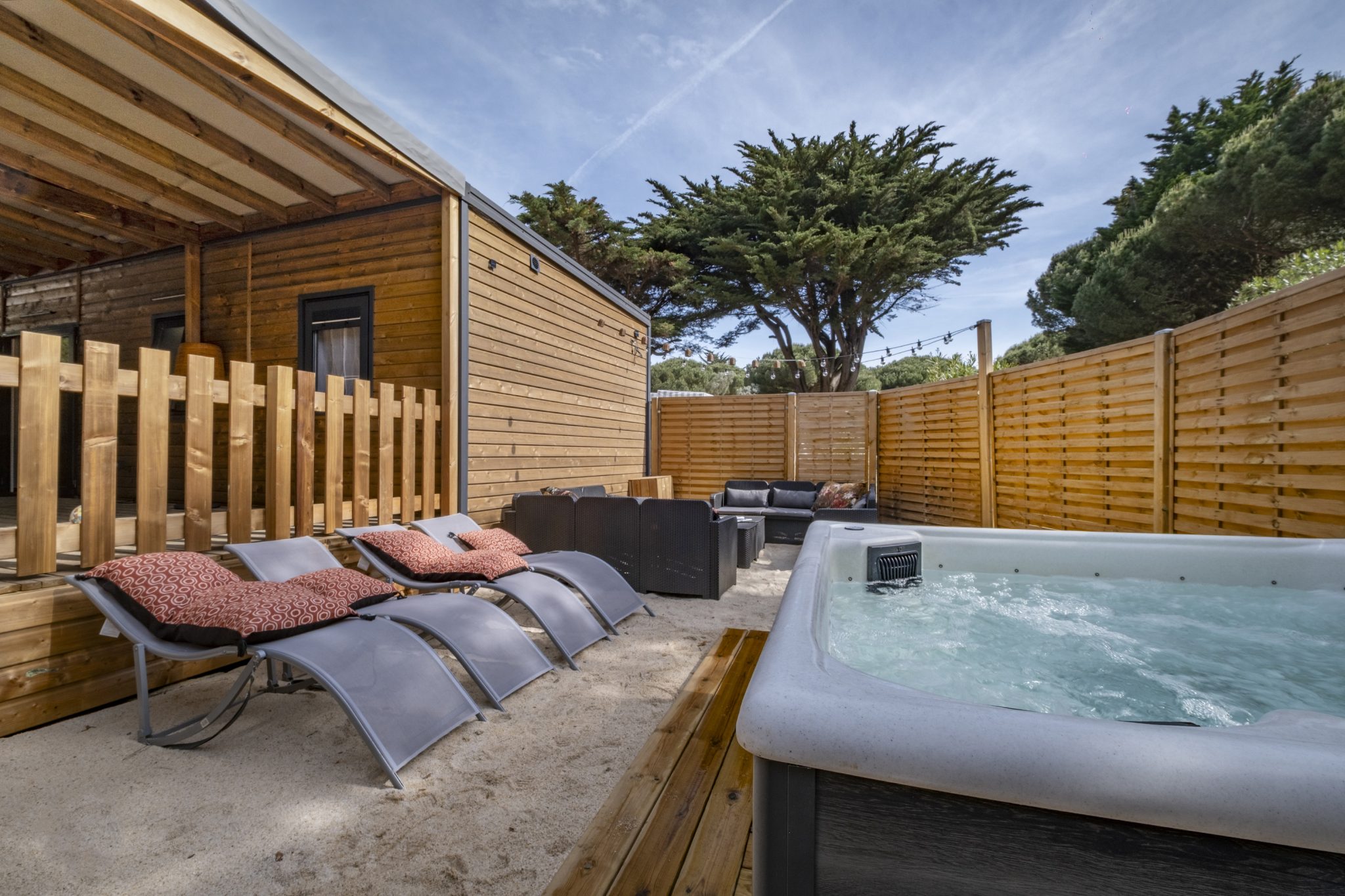 Location  Archipel: 14 people, 7bedrooms, private jacuzzi, air conditioning (2 Mobile-homes with a common shared terrace) au camping Le Suroit - 2
