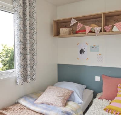 Location  ARCHIPEL : 14 personnes, 7 chambres, jacuzzi privatif et climatisation (2 mobil homes Îlots avec terrasse commune couverte) au camping Le Suroit - 4