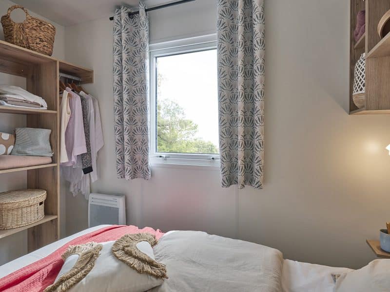 Location  Archipel: 14 people, 7bedrooms, private jacuzzi, air conditioning (2 Mobile-homes with a common shared terrace) au camping Le Suroit - 7