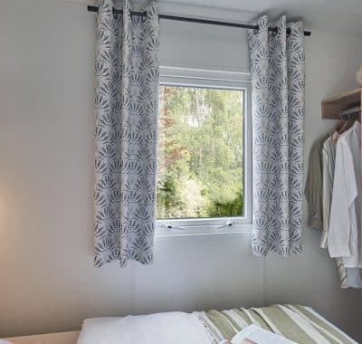 Location  ARCHIPEL : 14 personnes, 7 chambres, jacuzzi privatif et climatisation (2 mobil homes Îlots avec terrasse commune couverte) au camping Le Suroit - 5